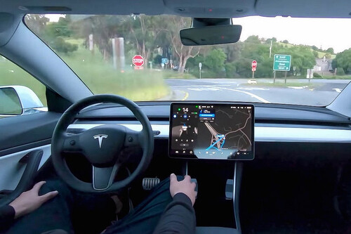 Vehículo autónomo Tesla interactuando con infraestructuras inteligentes