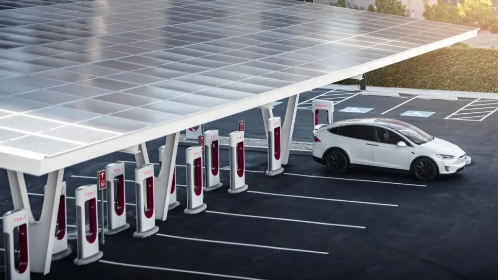 Estación de carga Tesla con energía renovable
