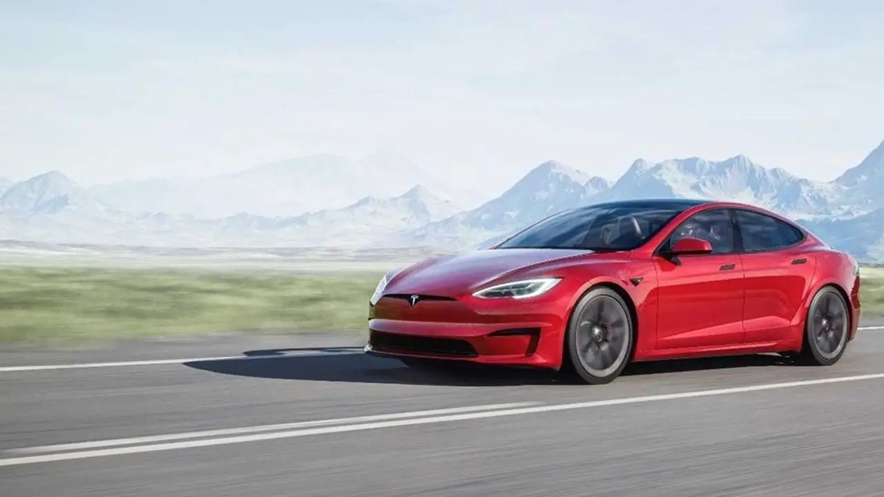Tesla Model S acelerando en carretera